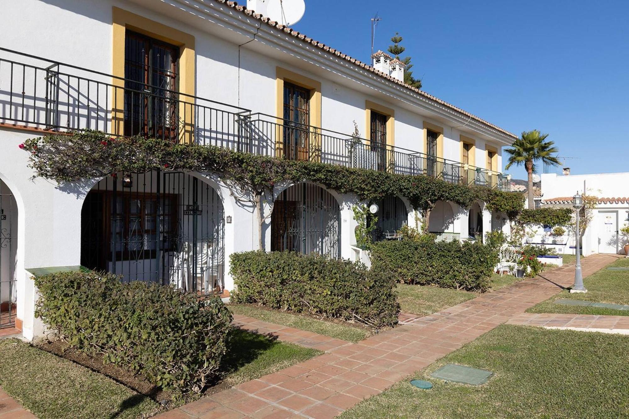 042 Classic 2 Bed Andalusian Townhouse 500M From Beach 미하스 외부 사진