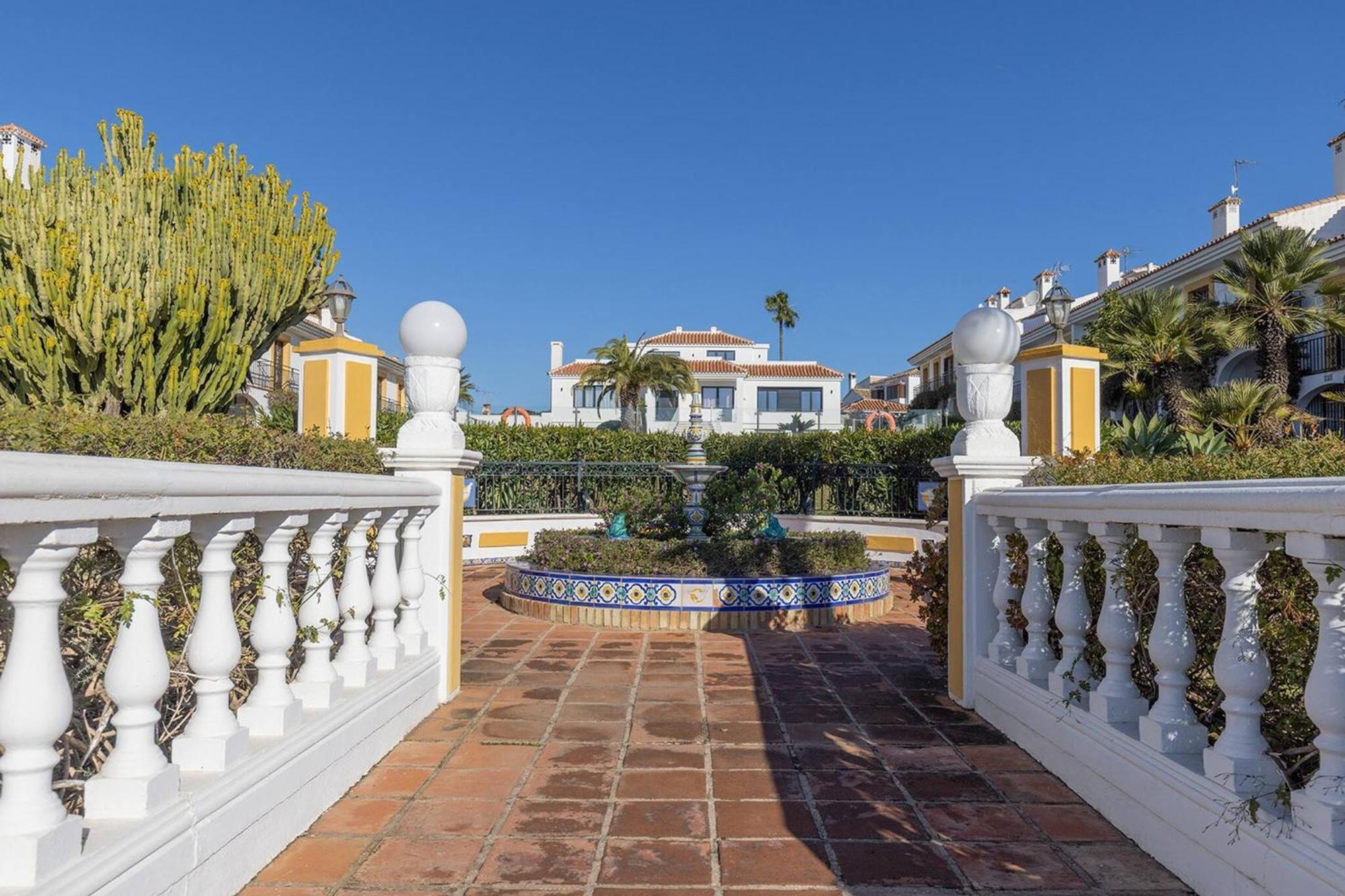 042 Classic 2 Bed Andalusian Townhouse 500M From Beach 미하스 외부 사진