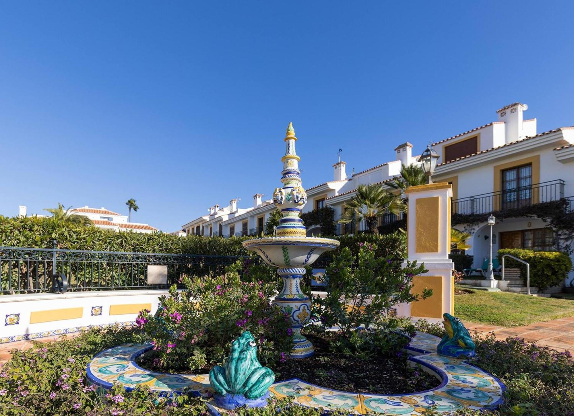 042 Classic 2 Bed Andalusian Townhouse 500M From Beach 미하스 외부 사진