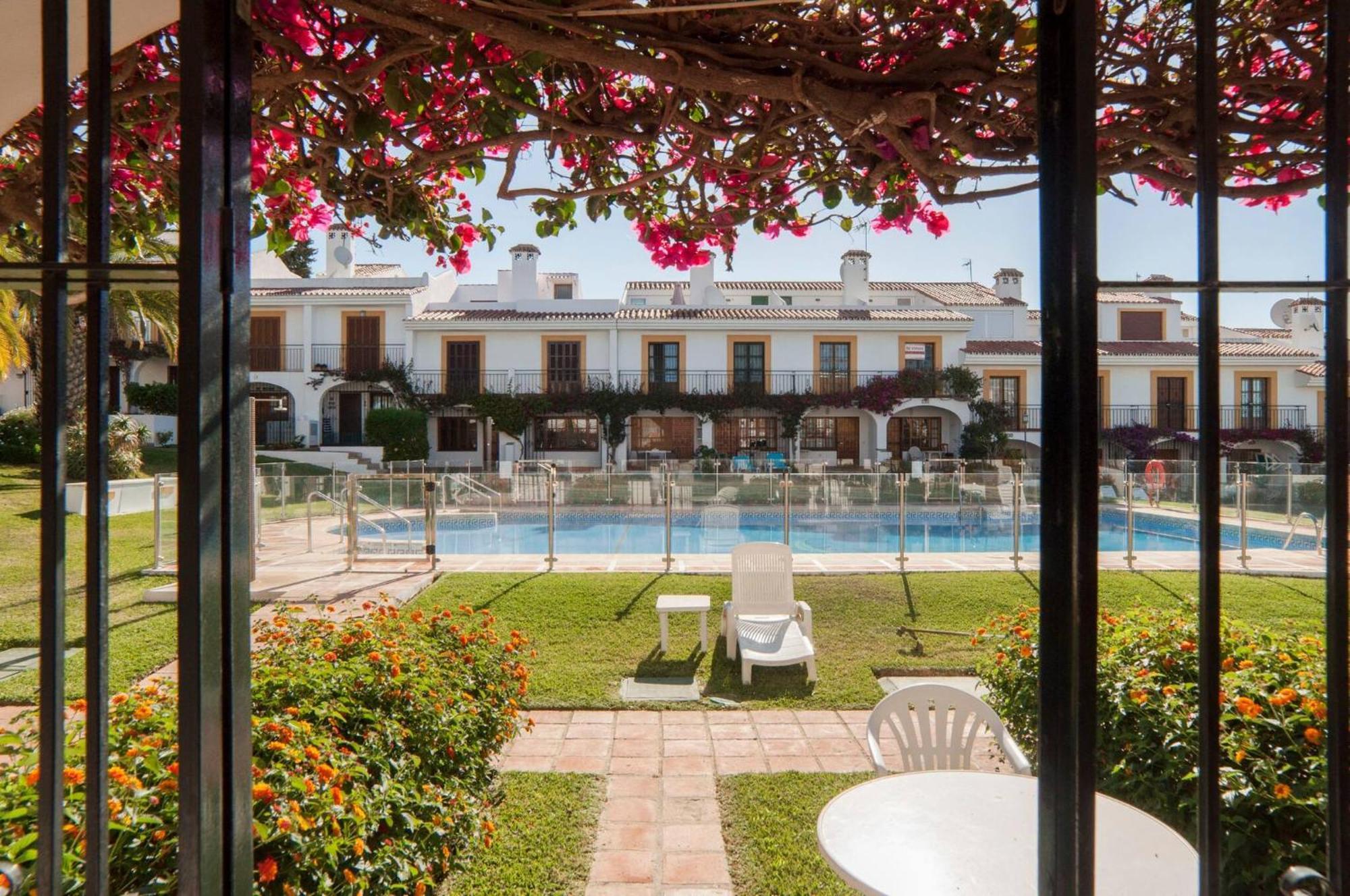 042 Classic 2 Bed Andalusian Townhouse 500M From Beach 미하스 외부 사진
